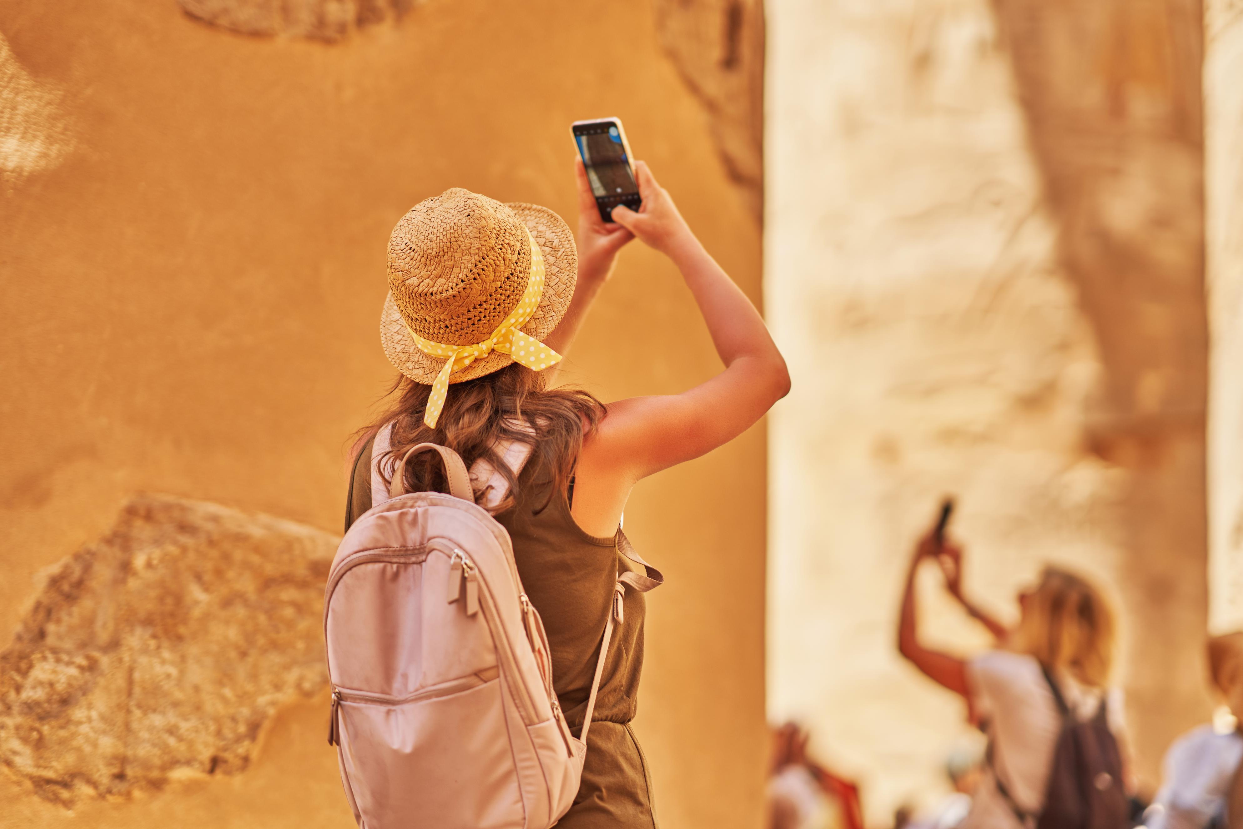 tourist-in-karnak-temple